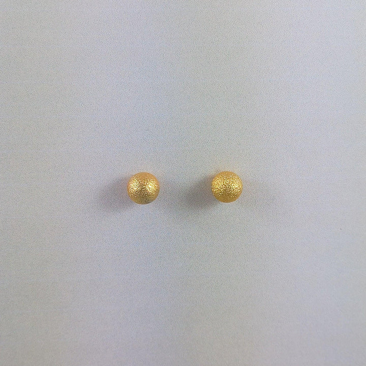 BRINCO BOLA FOSCA 8MM - OURO - Donna Jóias Folheadas