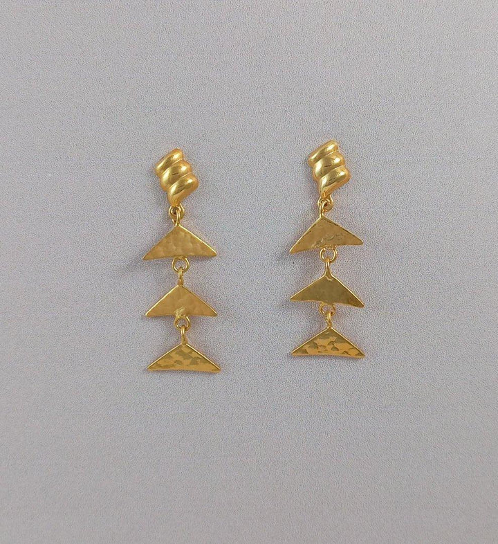 BRINCO COM 3 TRIANGULOS PENDURADOS - OURO - Donna Jóias Folheadas