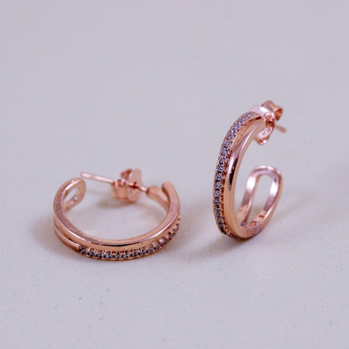 BRINCO MEIA ARGOLA CRAVEJADA DUPLA 1.2CM - OURO ROSE - Donna Jóias Folheadas